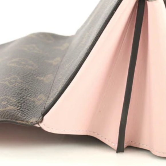 LOUIS VUITTON
Rose Ballerine Monogram
Canvas Flore Wallet - Picture 4 of 12